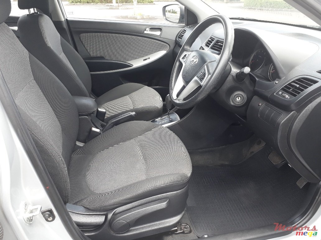 2011' Hyundai Accent photo #5