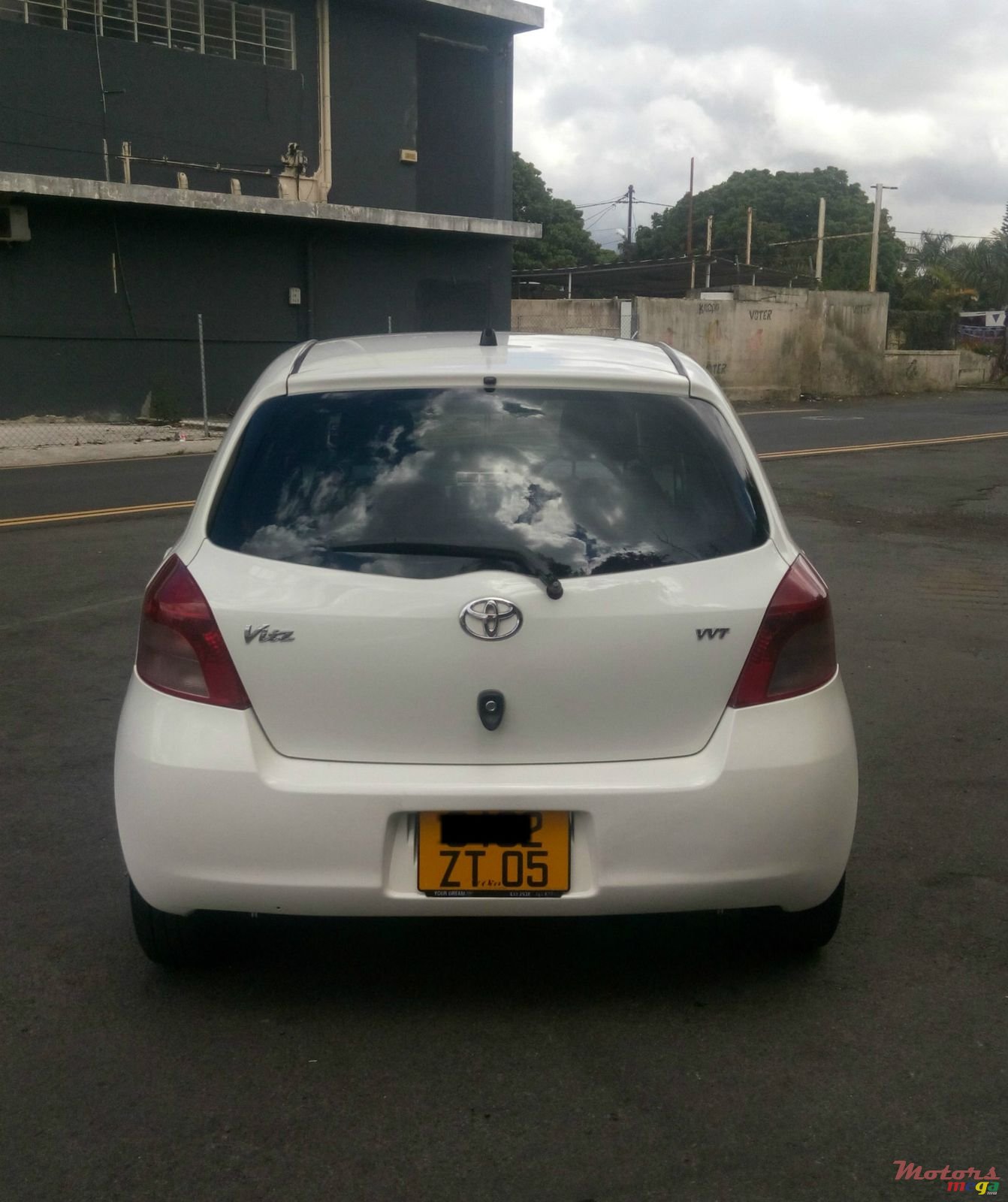 2005' Toyota Vitz photo #2