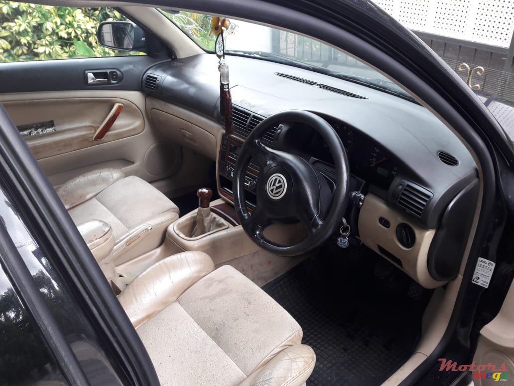 2002' Volkswagen Passat photo #3