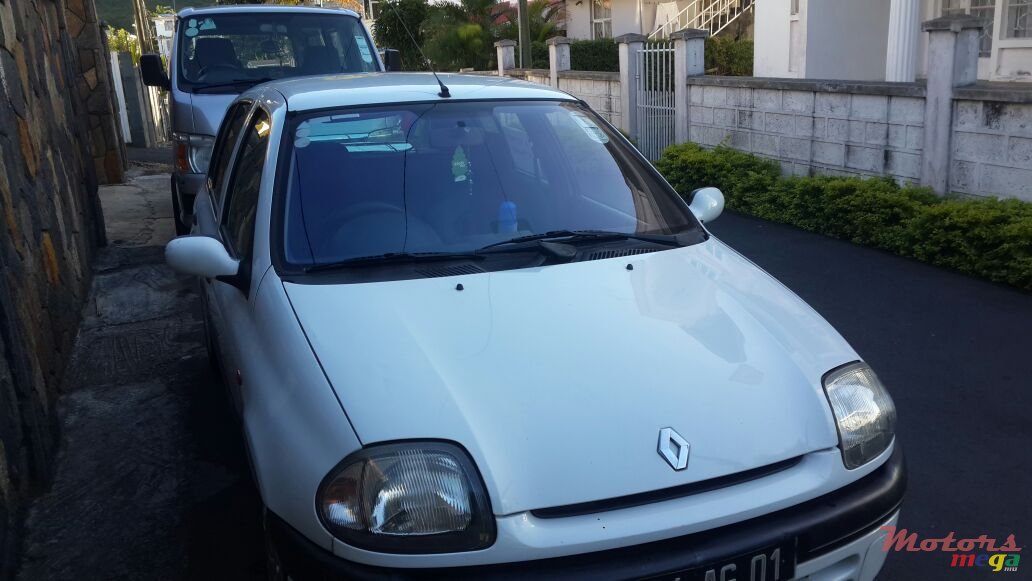 2001' Renault Clio photo #1