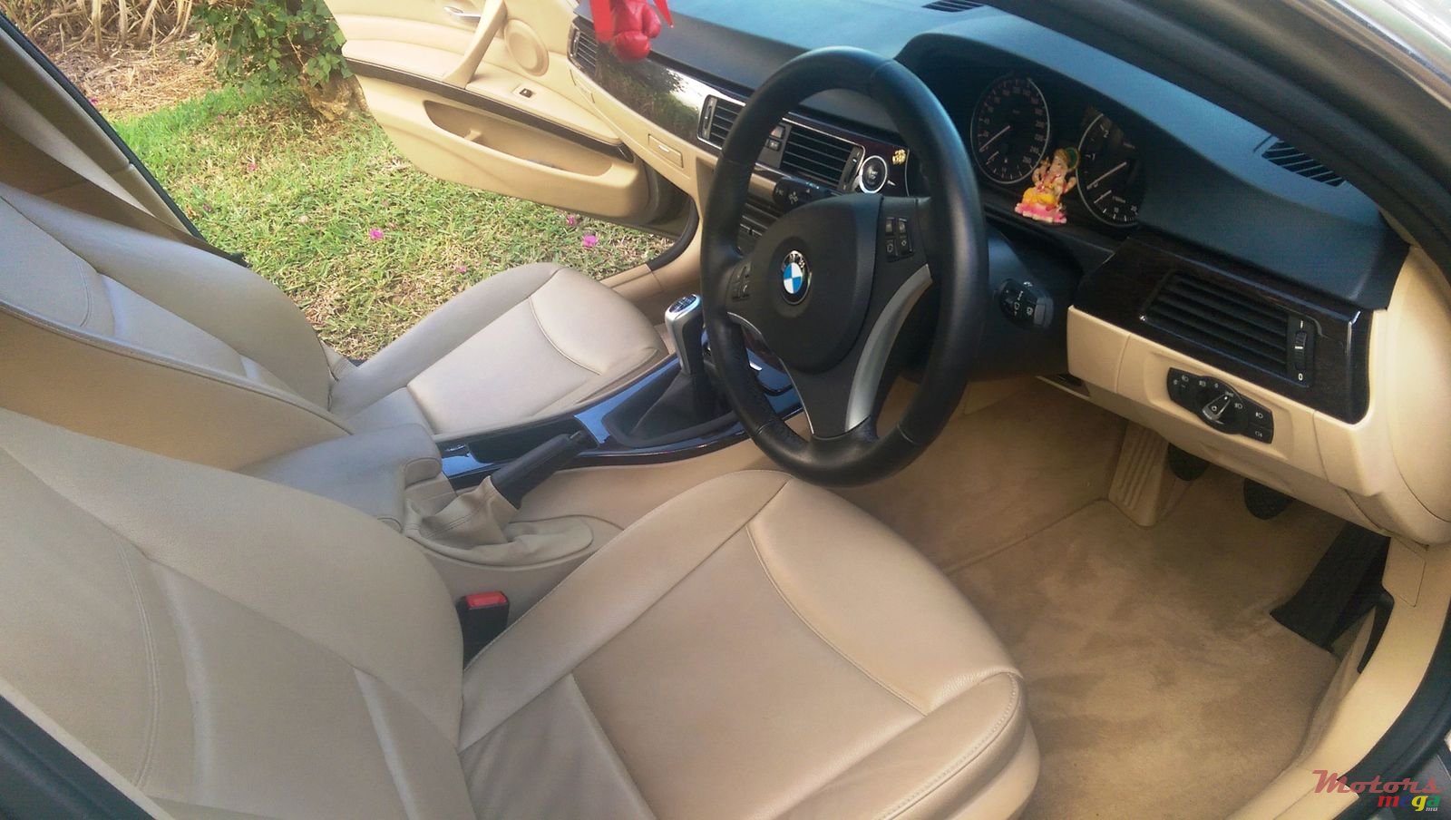 2011' BMW 3 Series Sedan photo #4