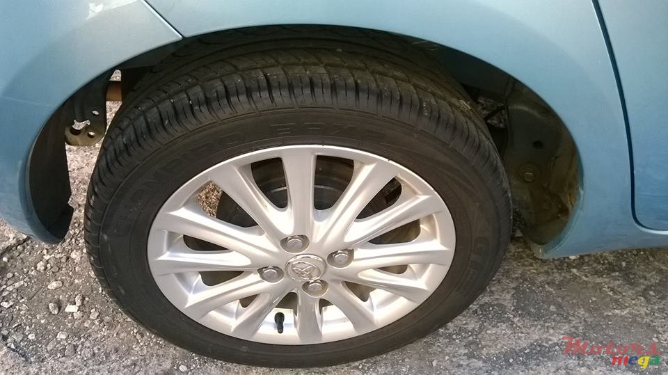 2005' Toyota Vitz photo #4