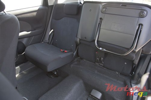 2011' Honda Fit Hybrid photo #2