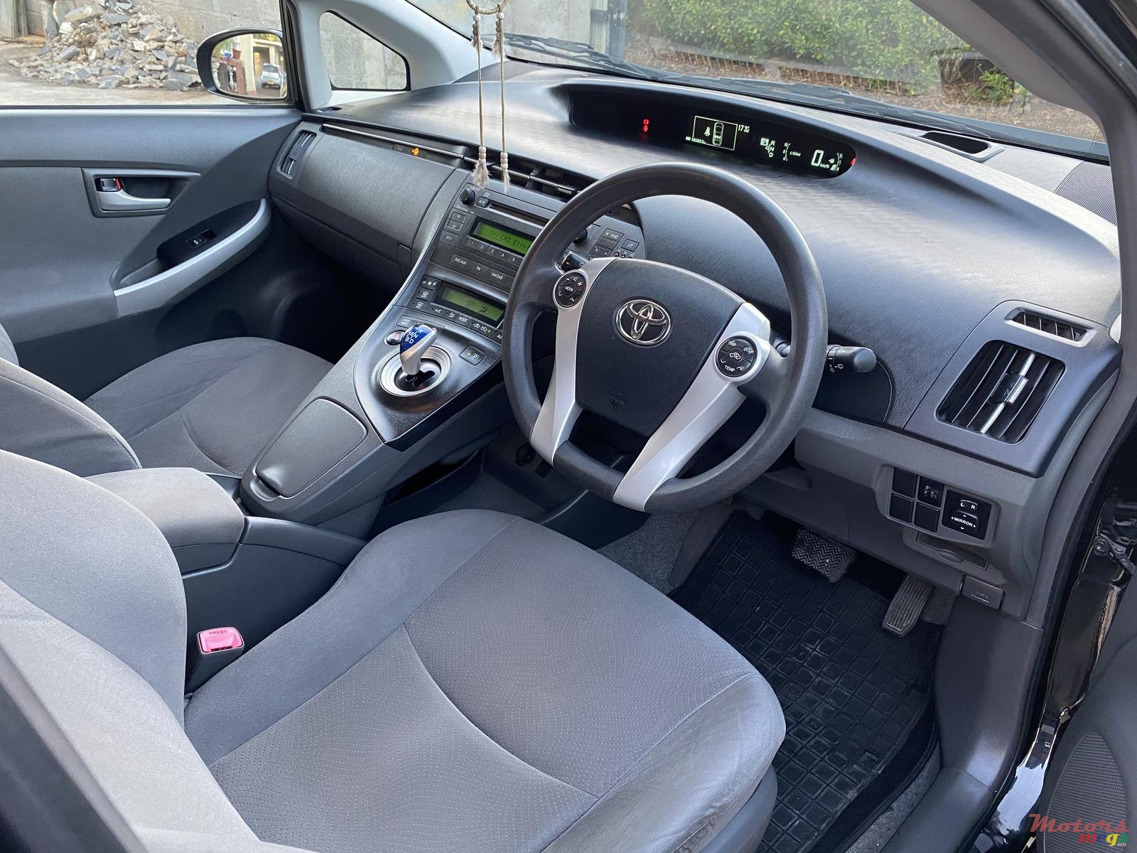 2012' Toyota Prius Hybrid photo #5