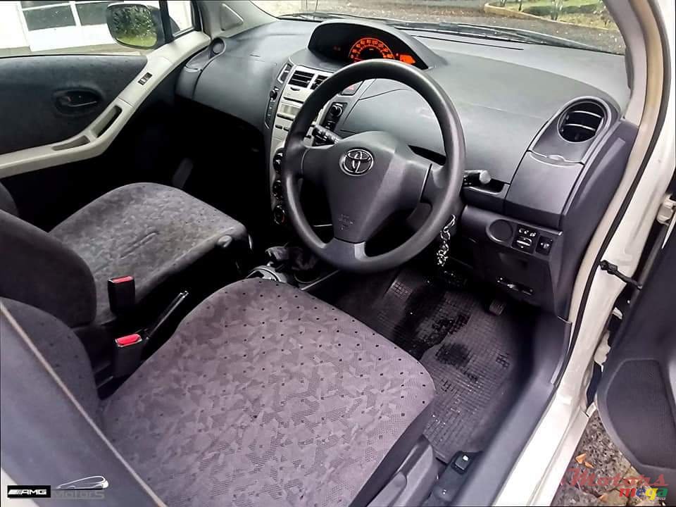 2008' Toyota Vitz photo #5