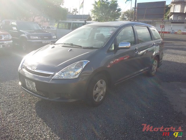 2003' Toyota Wish photo #1