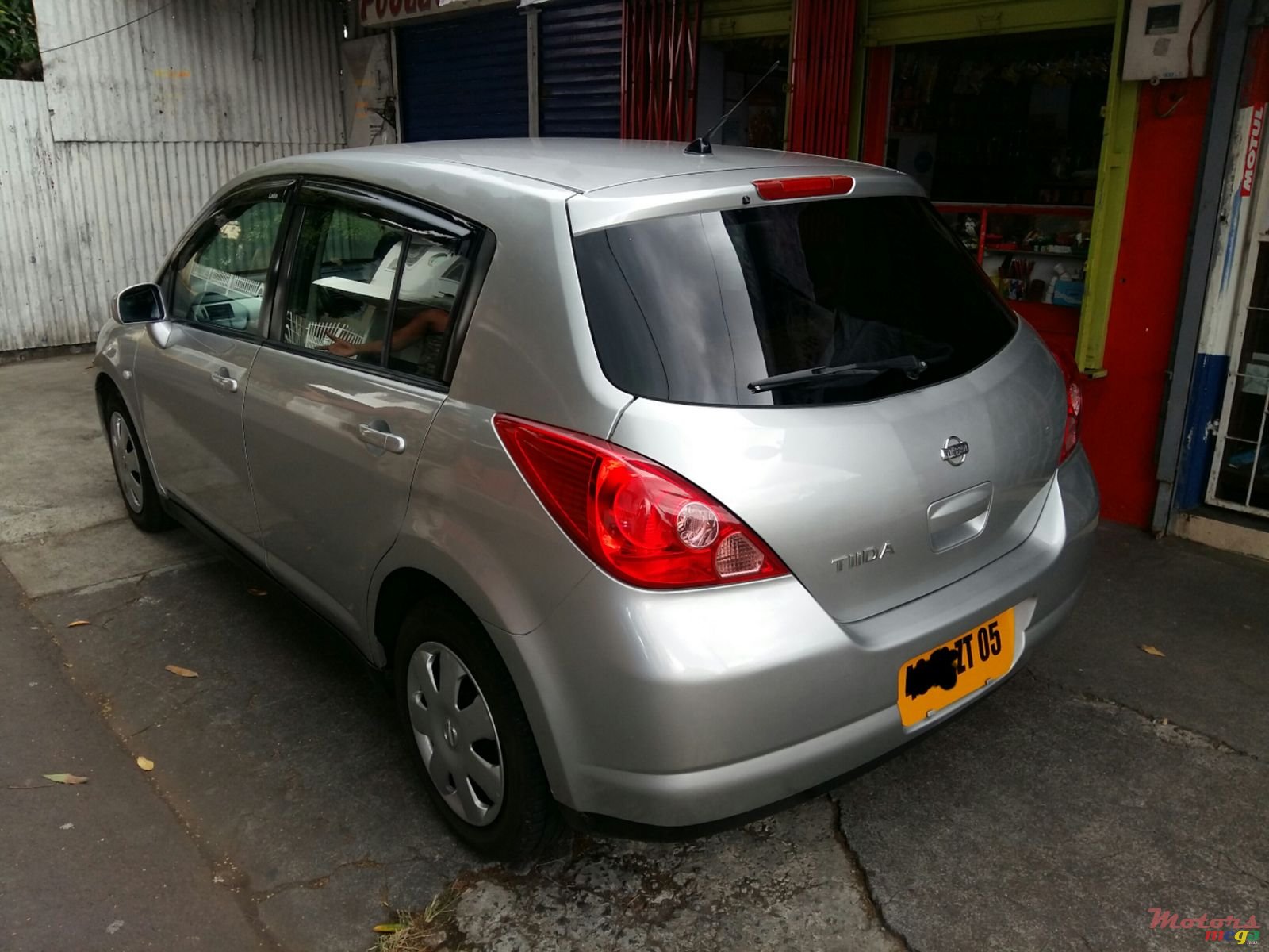 2005' Nissan Tiida photo #1