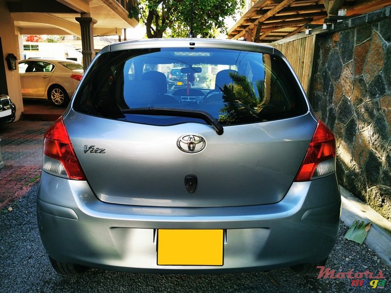 2010' Toyota Vitz photo #2