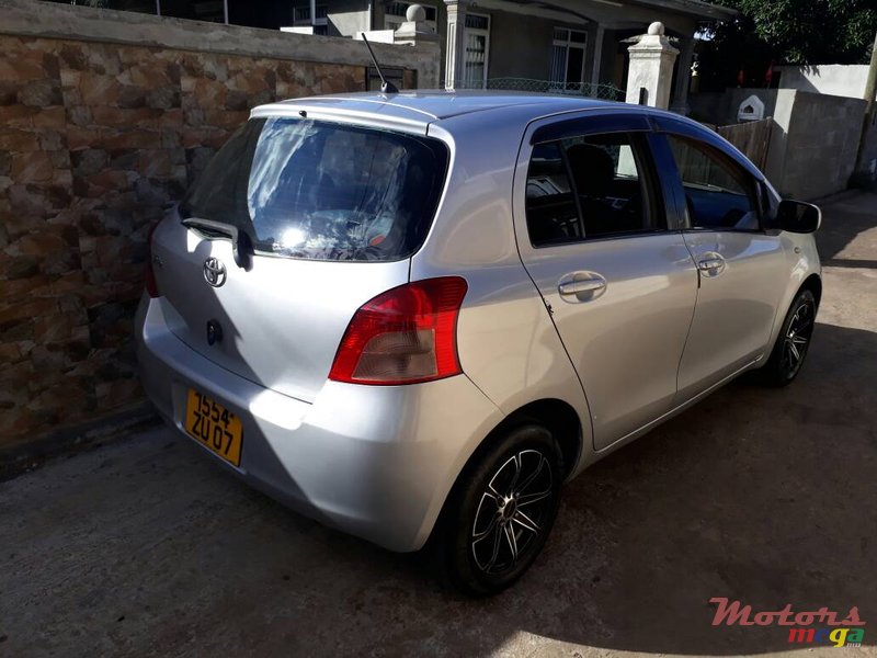 2007' Toyota Vitz photo #1