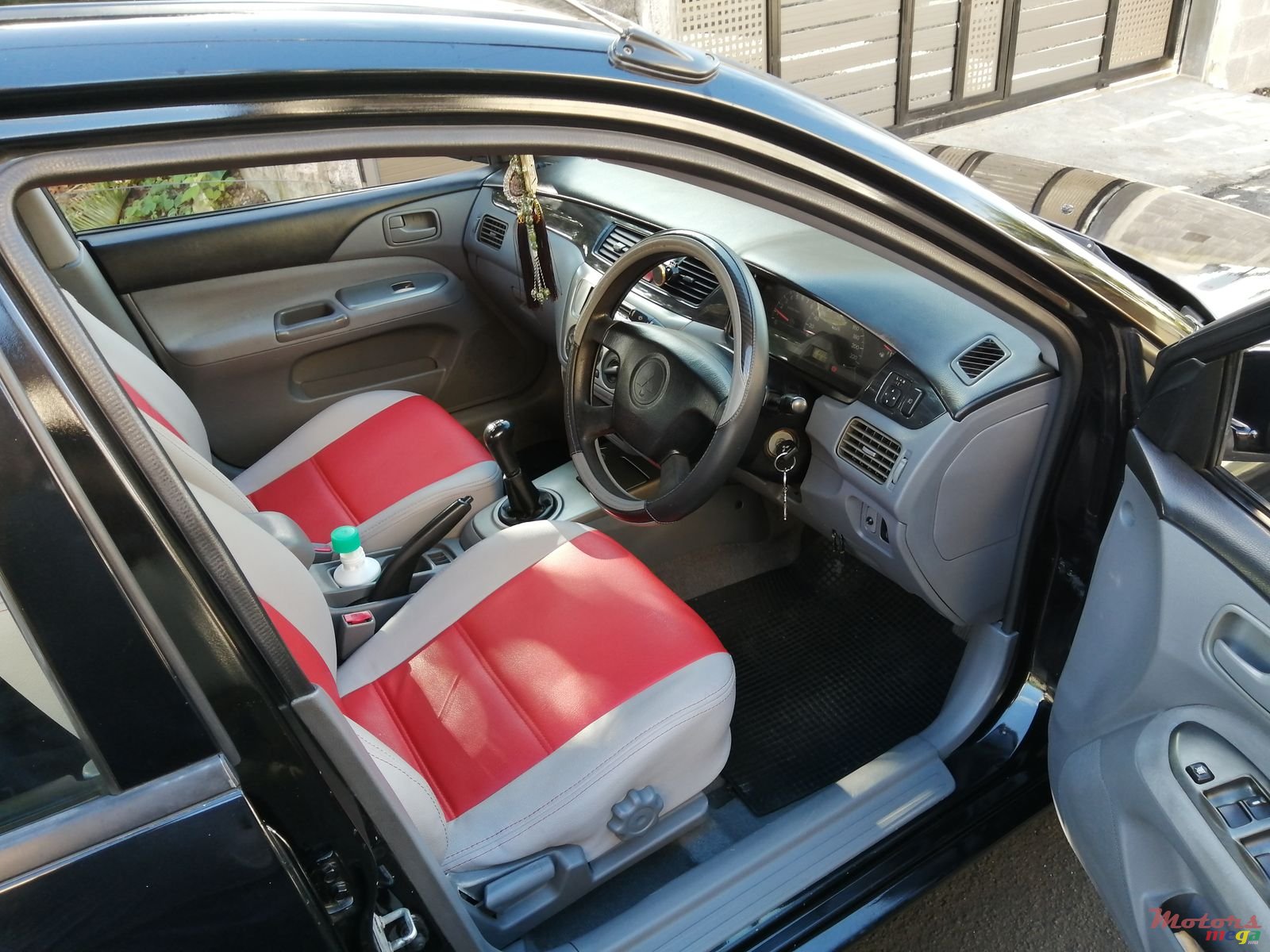 2004' Mitsubishi Lancer photo #2