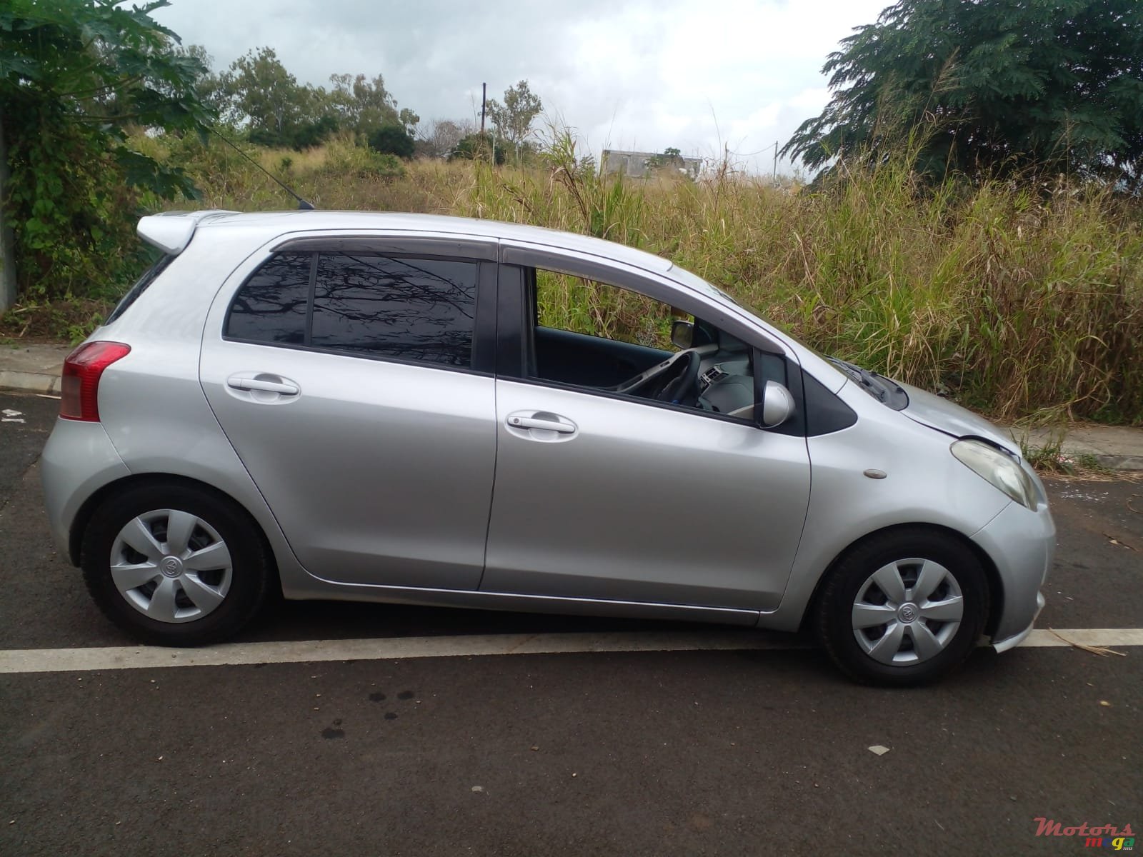 2007' Toyota Vitz photo #7