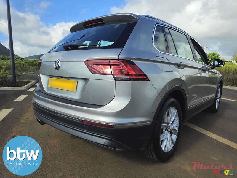 2019' Volkswagen Tiguan Highline photo #4