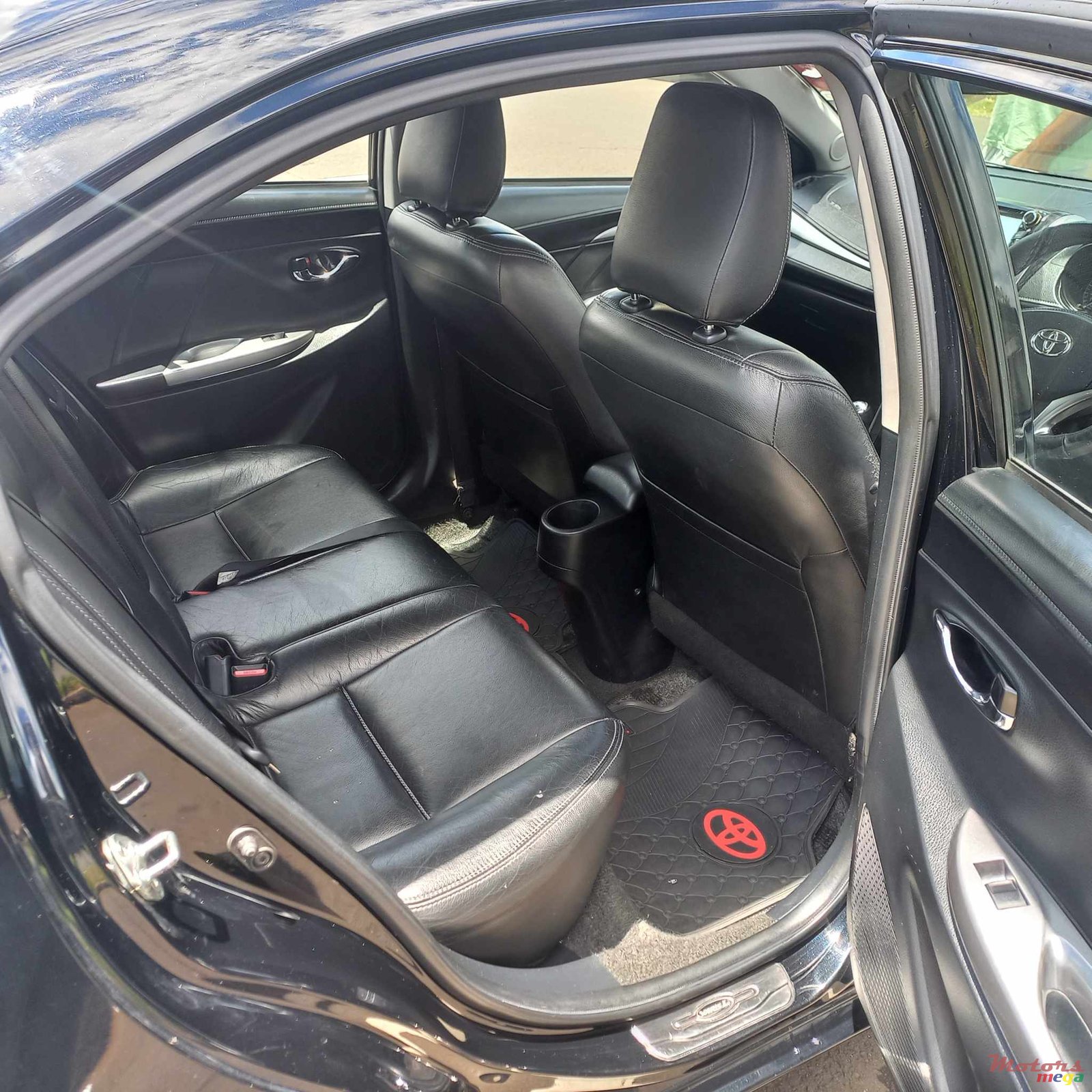 2015' Toyota Yaris photo #4