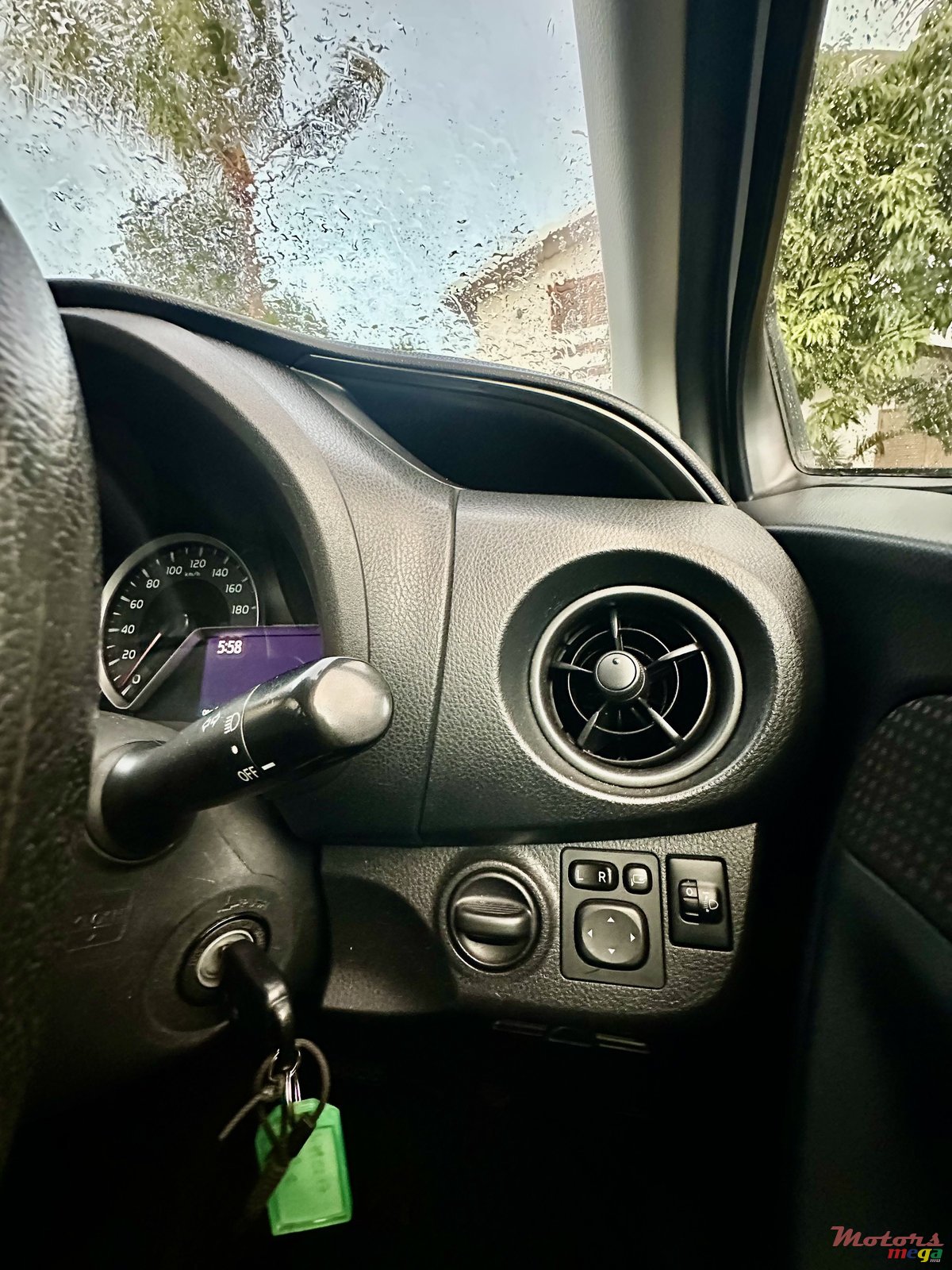 2017' Toyota Vitz photo #7