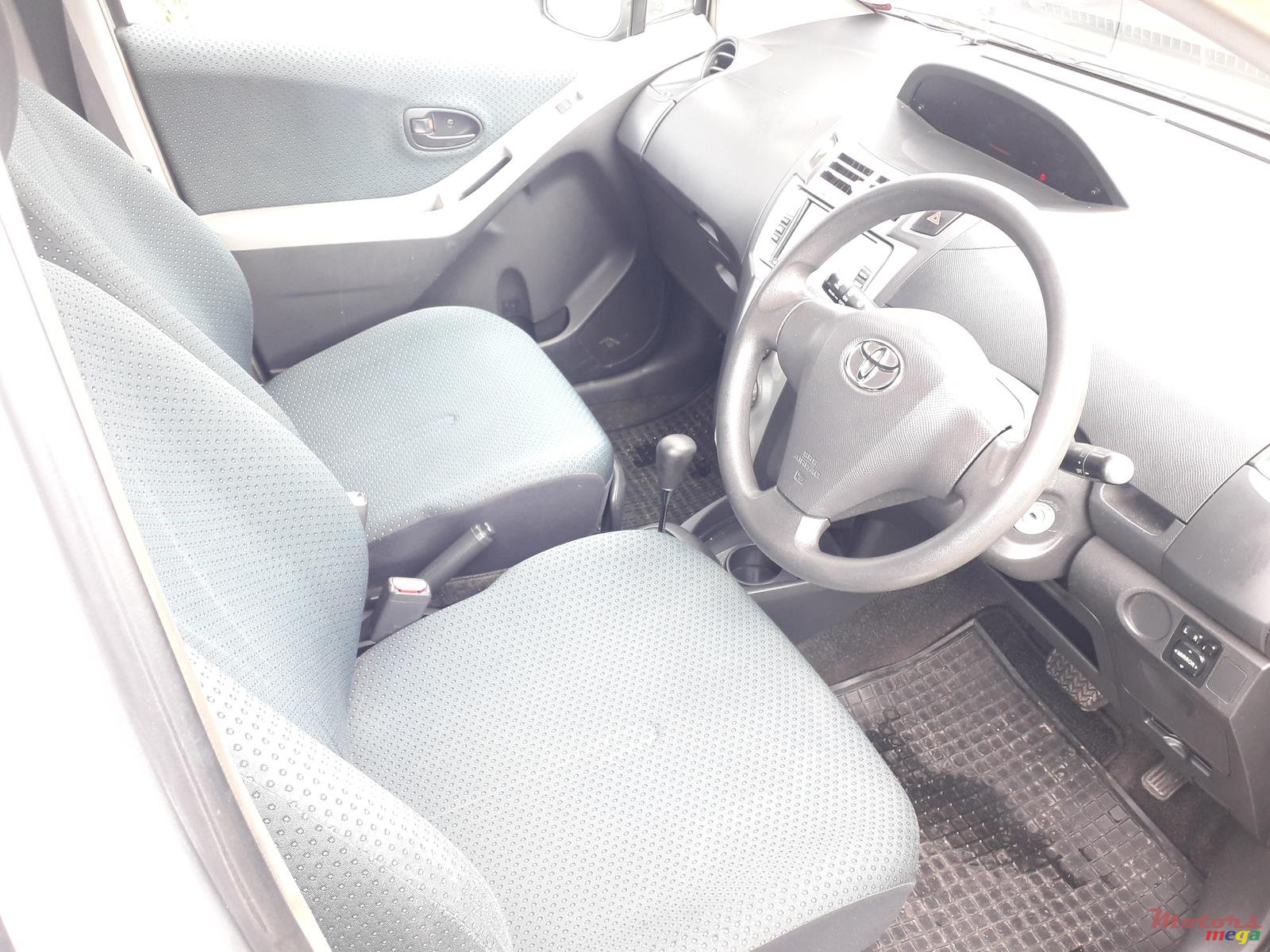 2005' Toyota Vitz 1300 photo #3