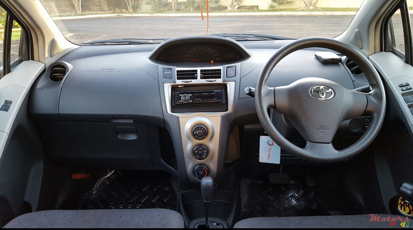 2008' Toyota Vitz photo #6