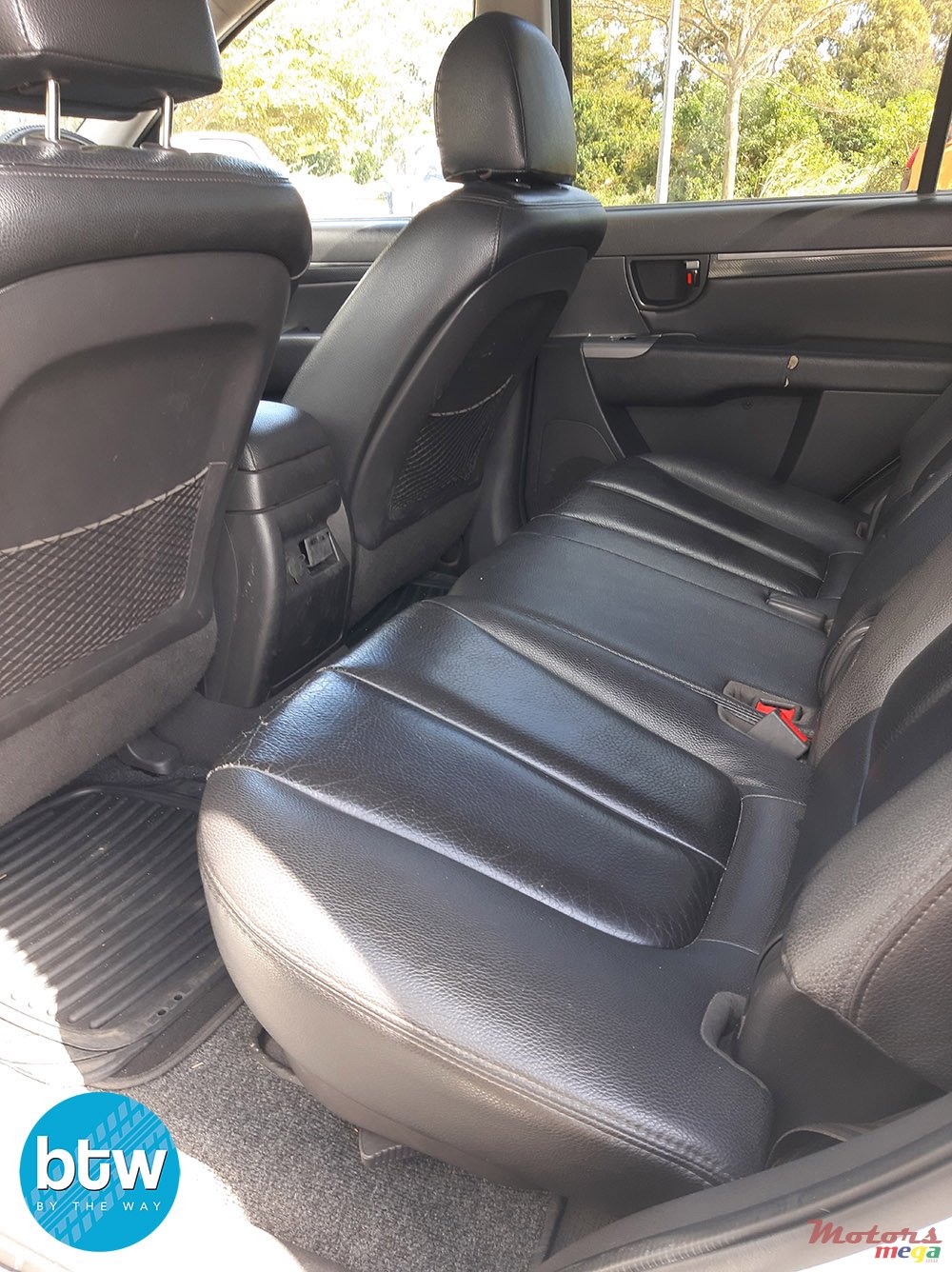 2011' Hyundai Santa Fe photo #4