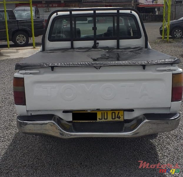 2004' Toyota Hilux photo #5