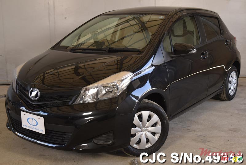 2013' Toyota Vitz photo #2