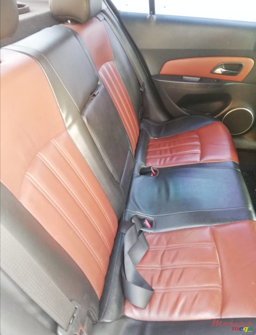 2011' Chevrolet Cruze photo #2