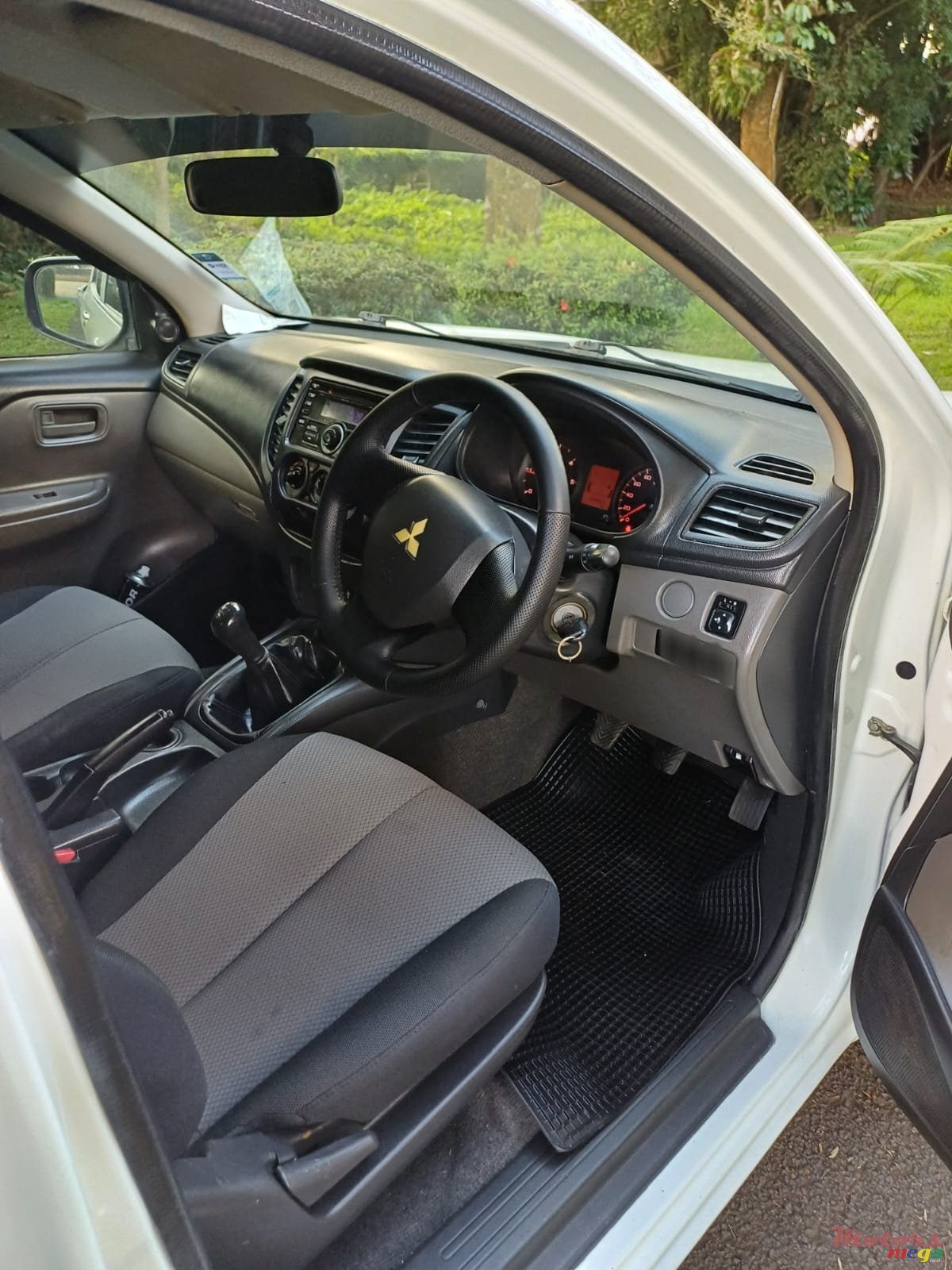 2017' Mitsubishi L 200 SPORTERO 2x4 photo #4