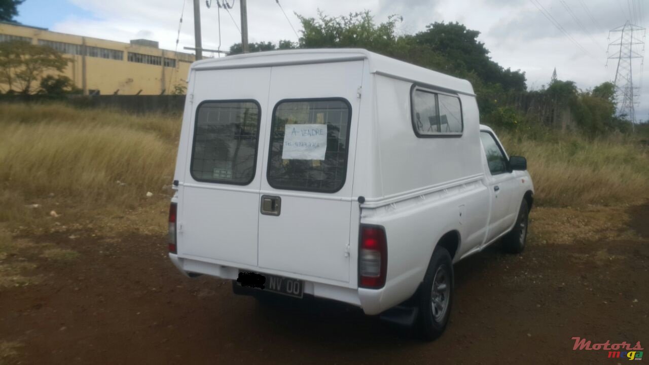 2000' Nissan Pickup photo #1