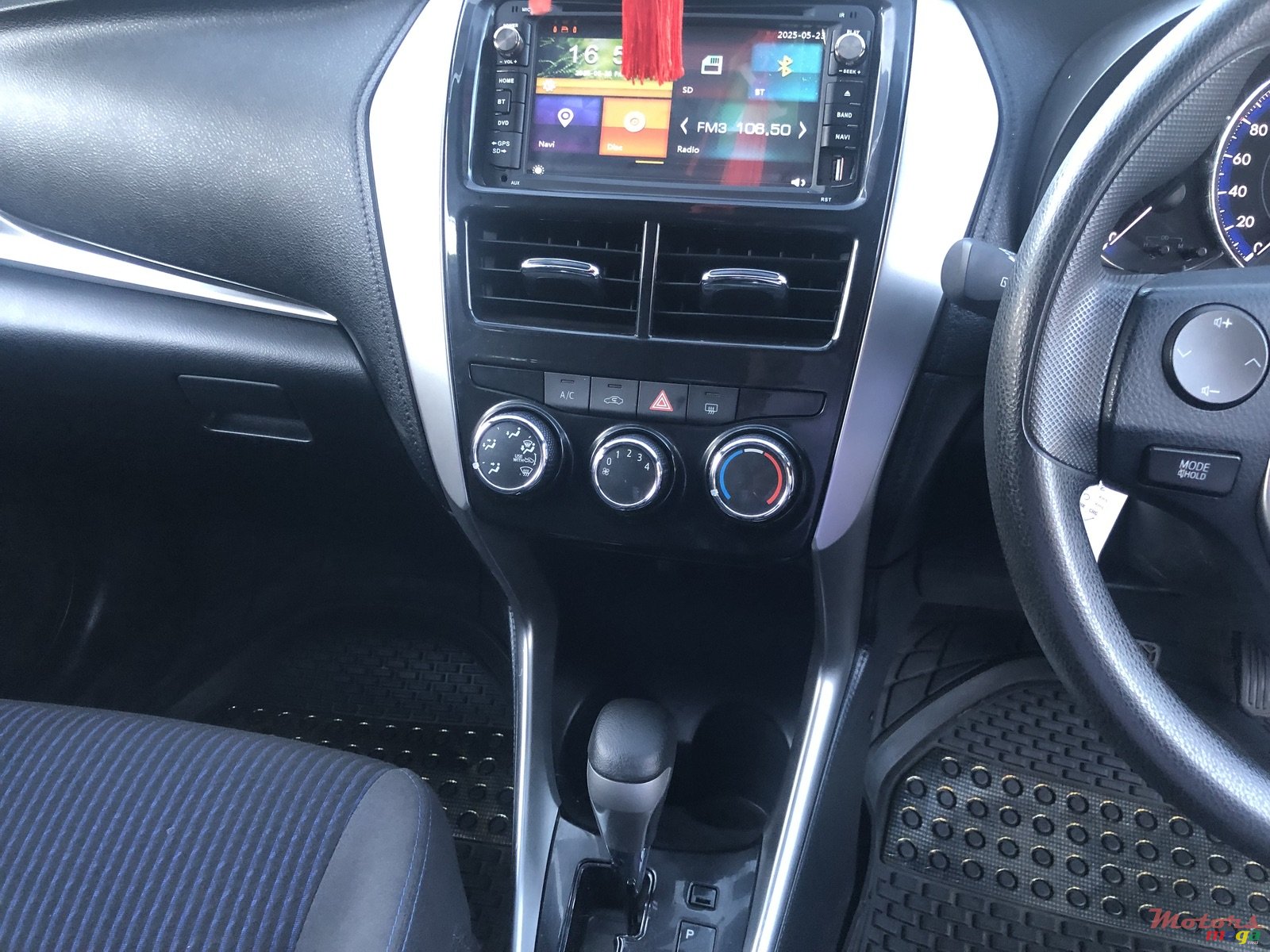 2018' Toyota Yaris Hatch back photo #3