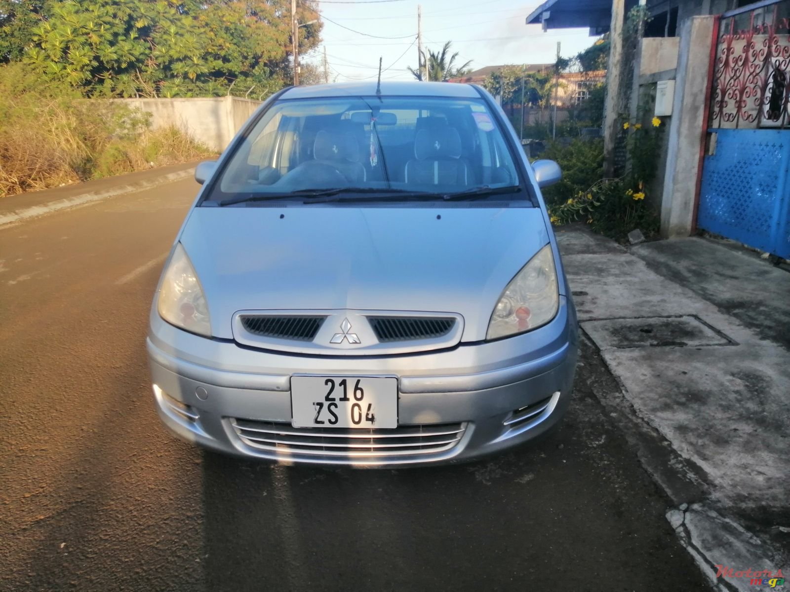 2004' Mitsubishi Colt photo #1