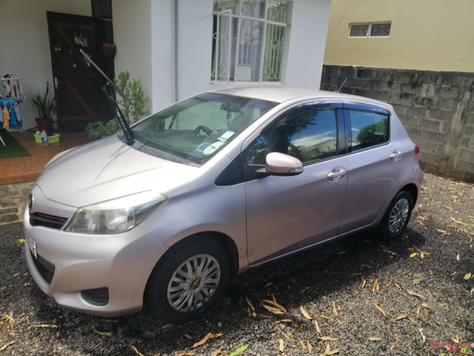 2012' Toyota Vitz photo #2