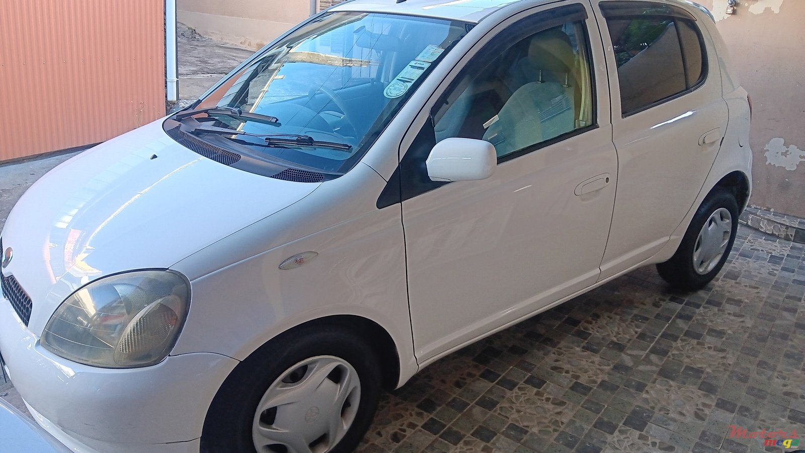 2001' Toyota Vitz photo #3