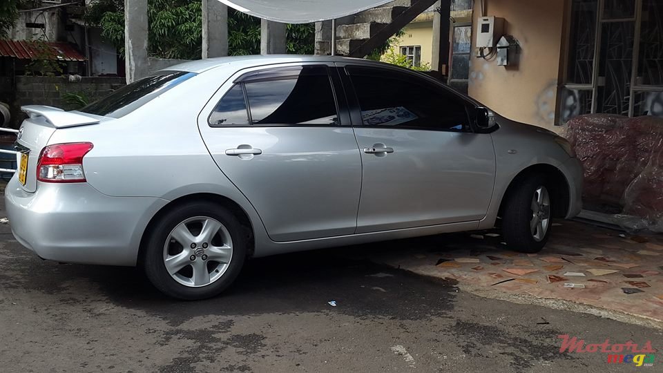 2005' Toyota Belta photo #2