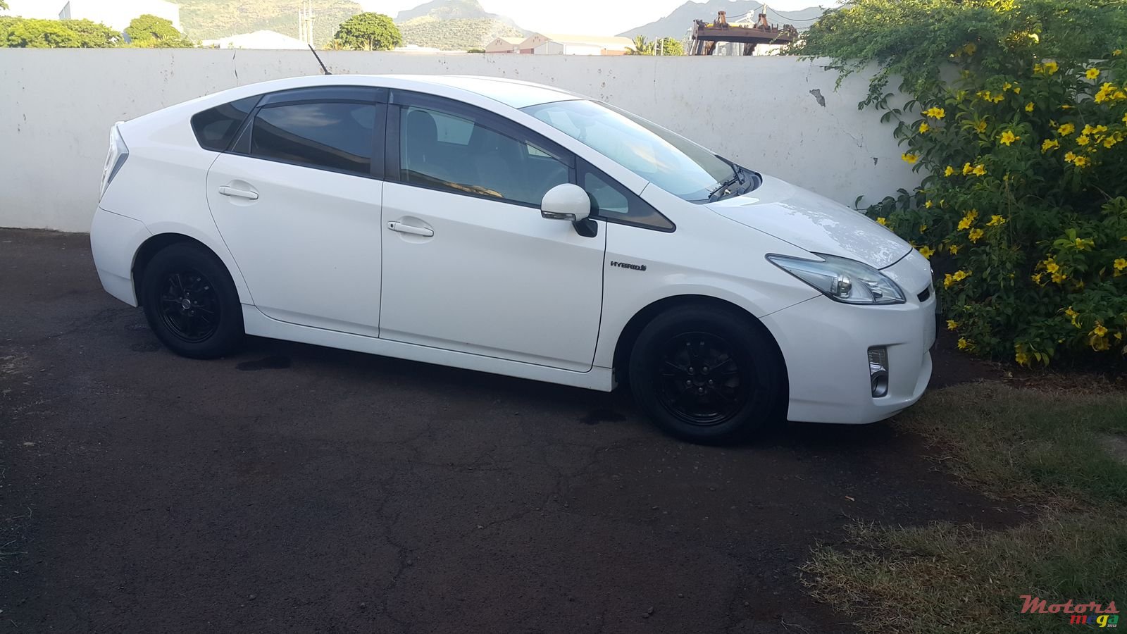 2011' Toyota Prius photo #3