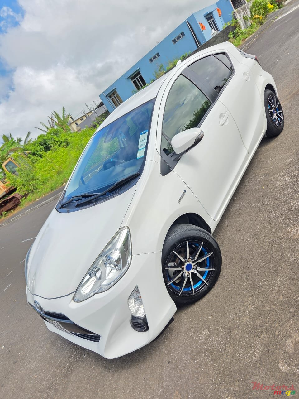 2016' Toyota Aqua S package photo #1