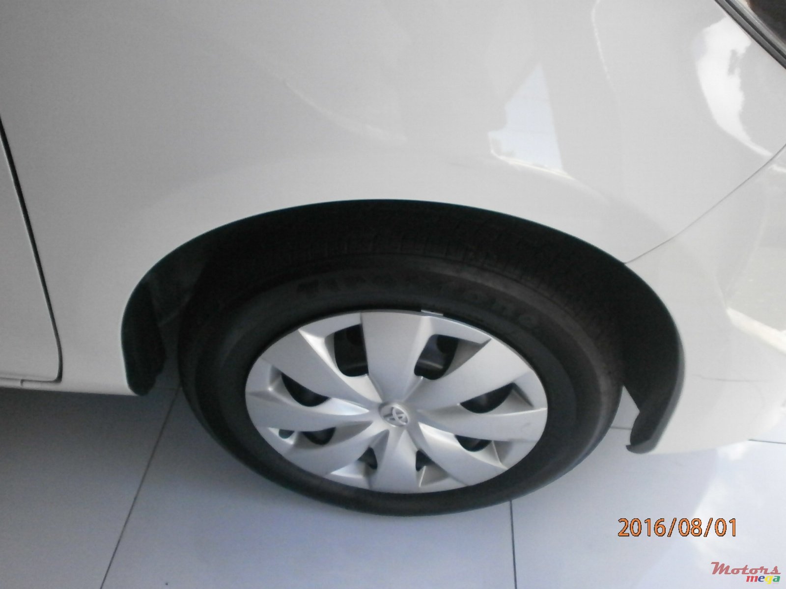 2013' Toyota Vitz photo #3