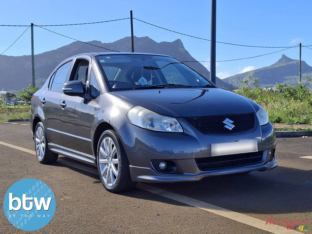 2013' Suzuki SX4 photo #1