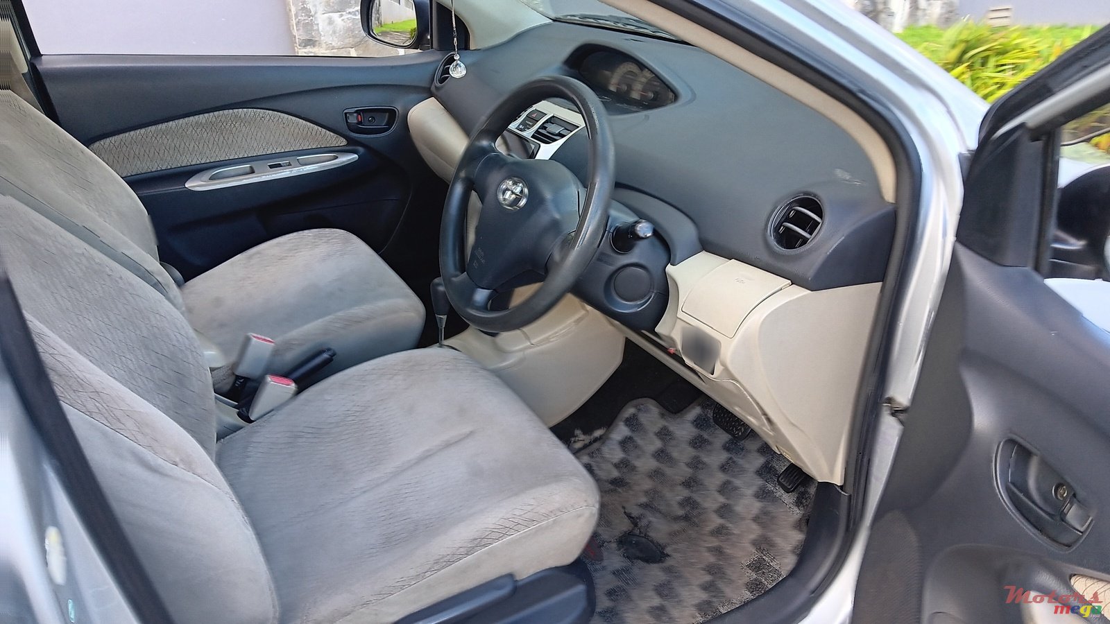 2006' Toyota Belta photo #2