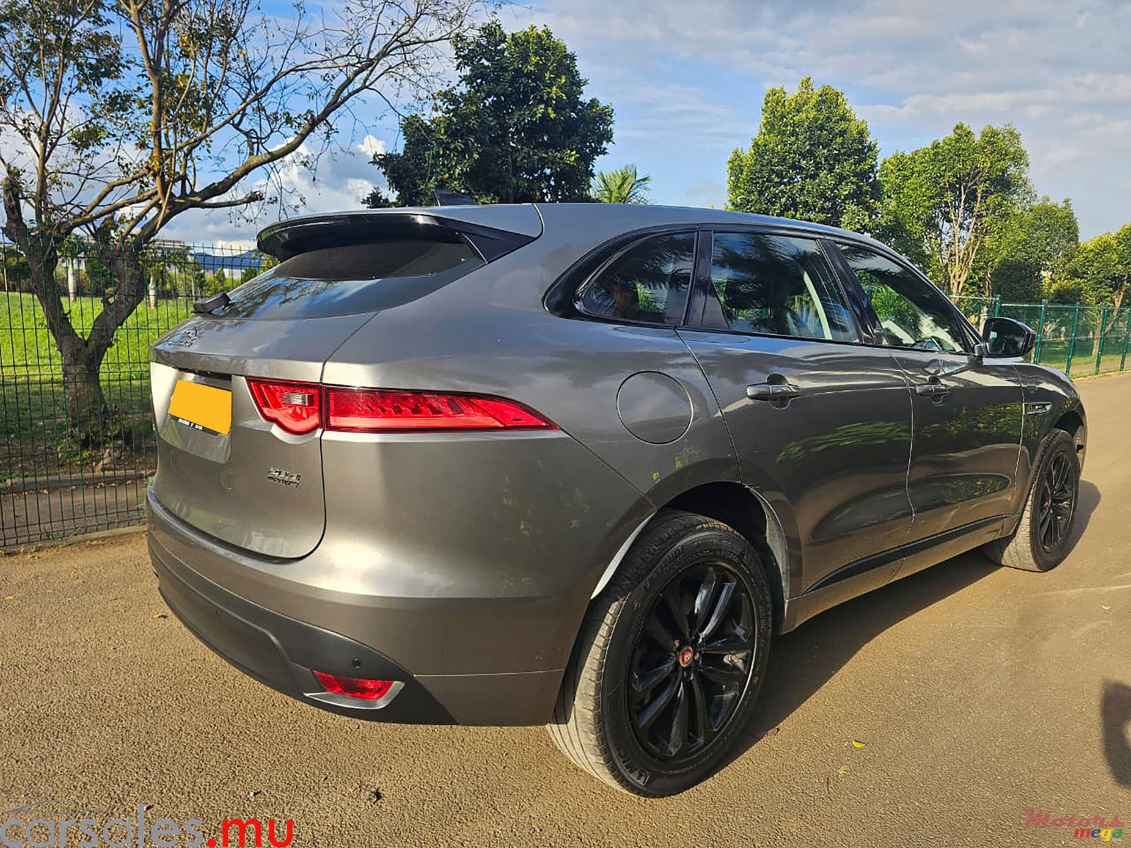 2020' Jaguar F-Pace R-Sport 20d AWD 2.0 photo #3