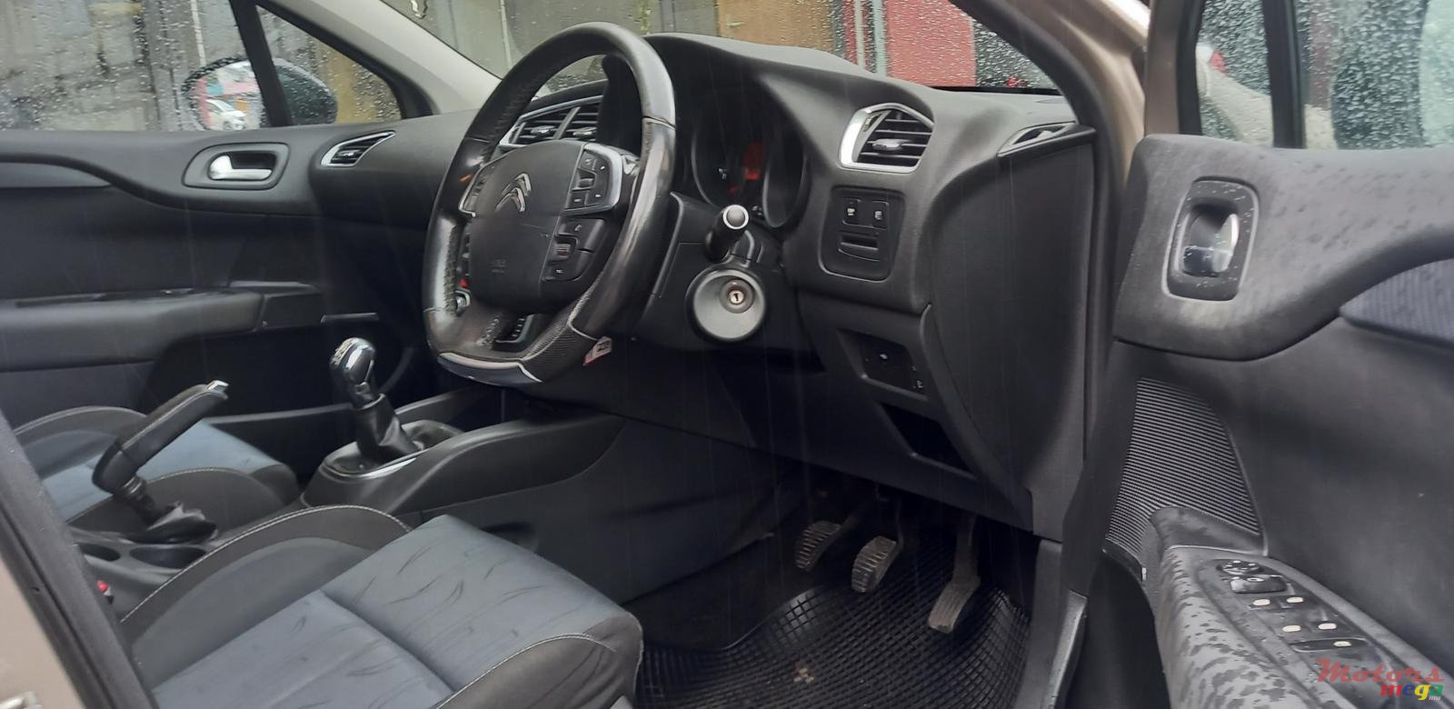 2011' Citroen C4 photo #5