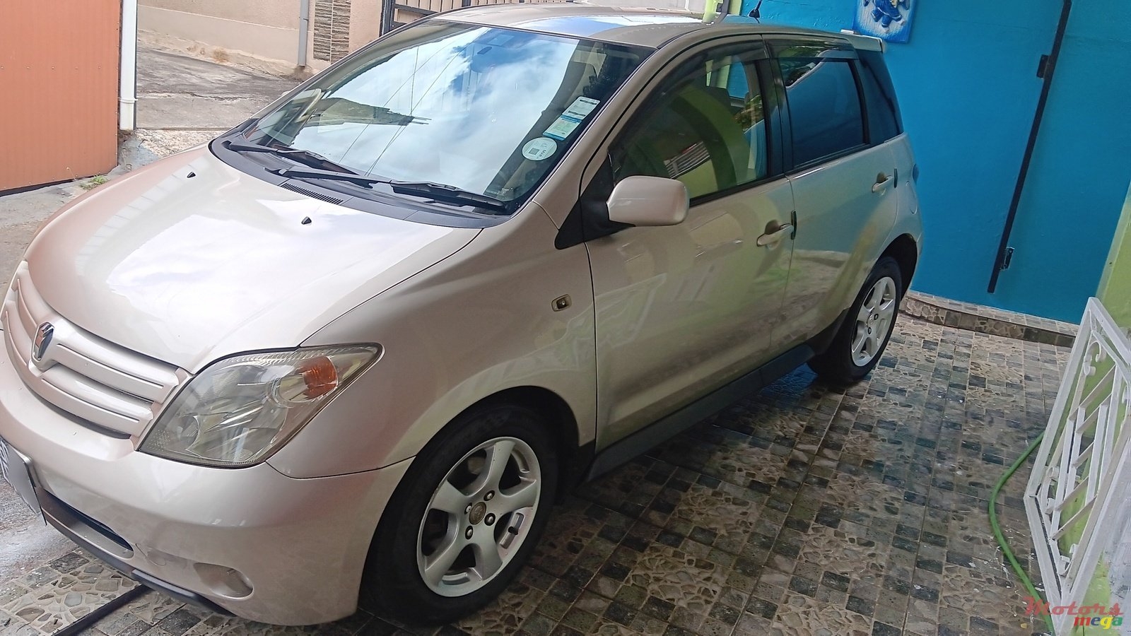 2002' Toyota Ist photo #3