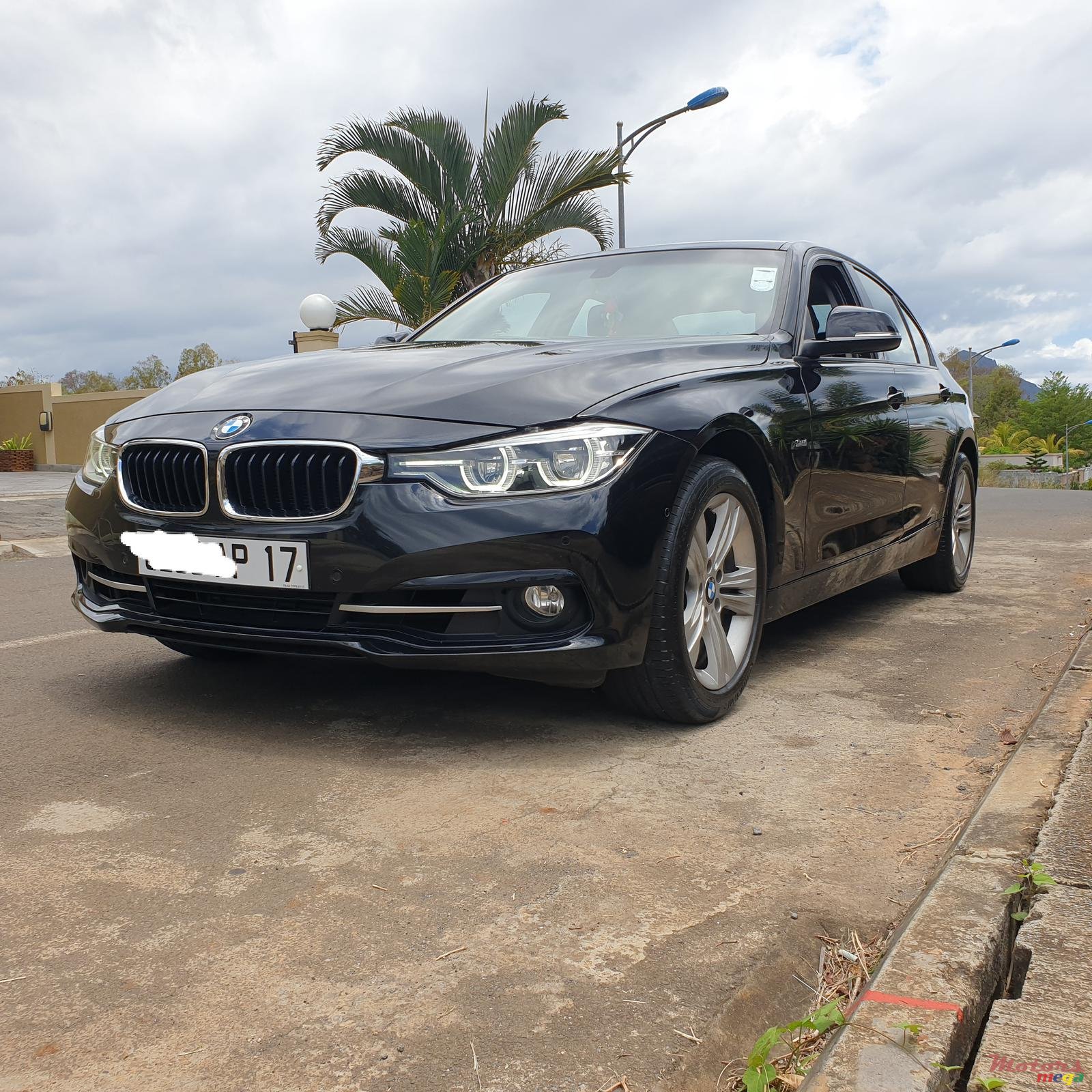 2017' BMW 318 photo #3