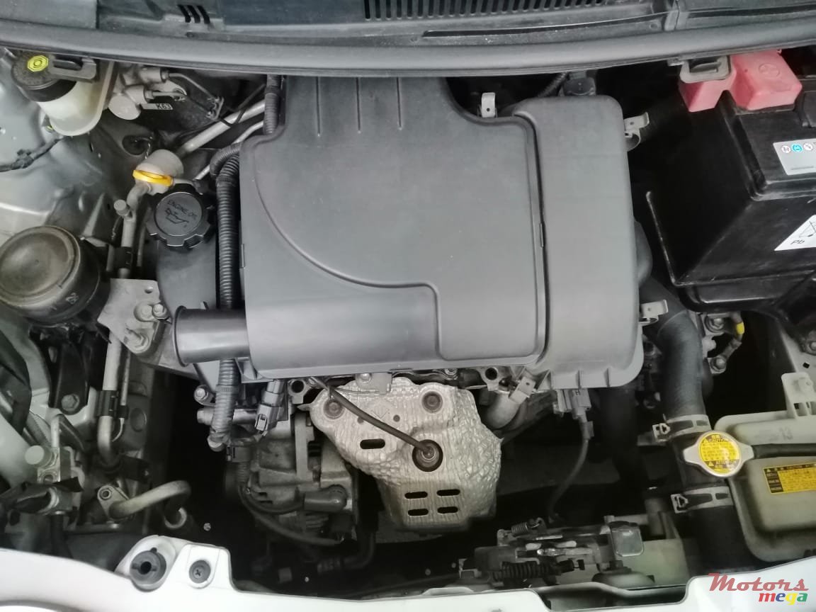 2009' Toyota Vitz photo #5