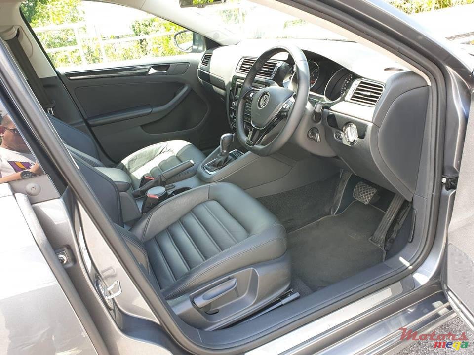 2015' Volkswagen Jetta photo #5