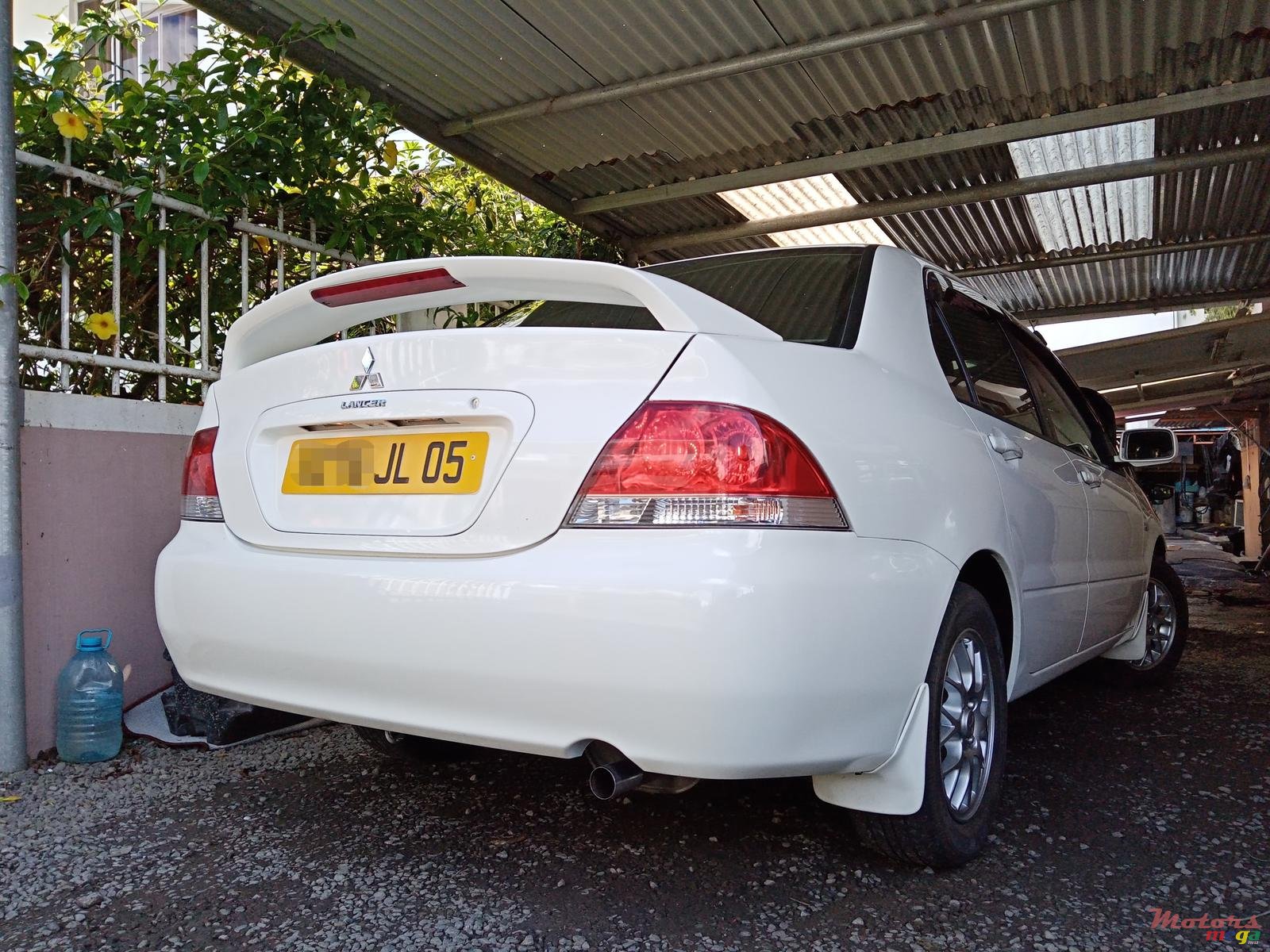 2005' Mitsubishi Lancer GLX photo #2