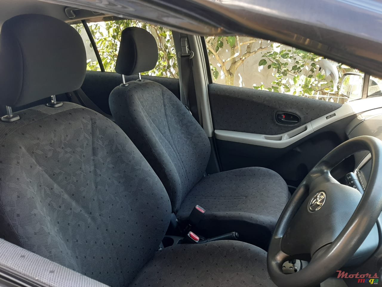 2010' Toyota Vitz photo #3