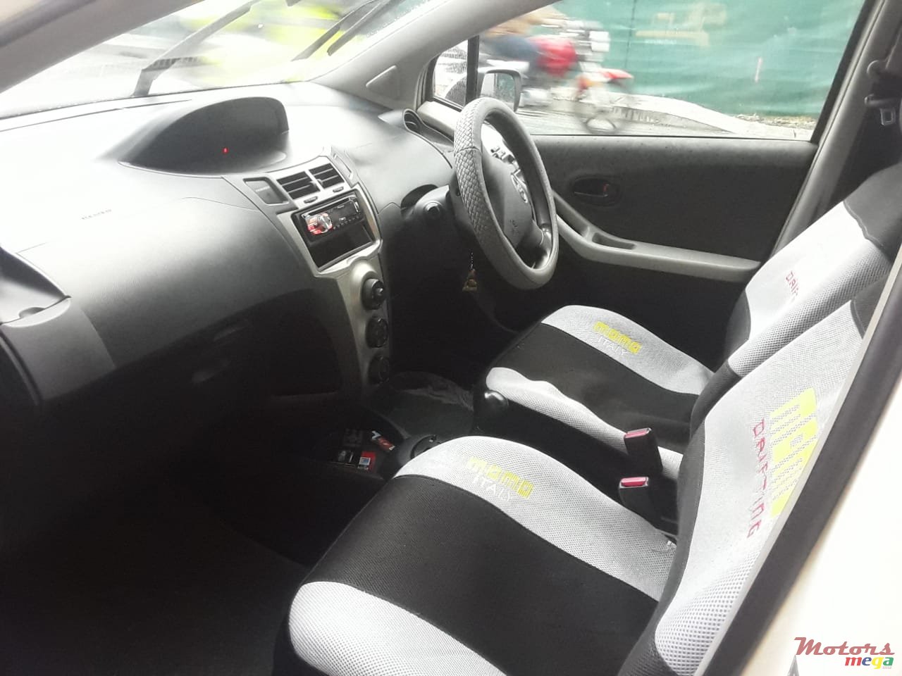 2009' Toyota Vitz photo #7