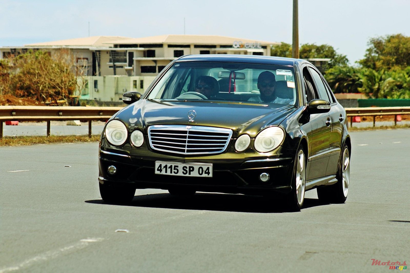 2004' Mercedes-Benz E-Class E320 V6 Petrol/Essence photo #2