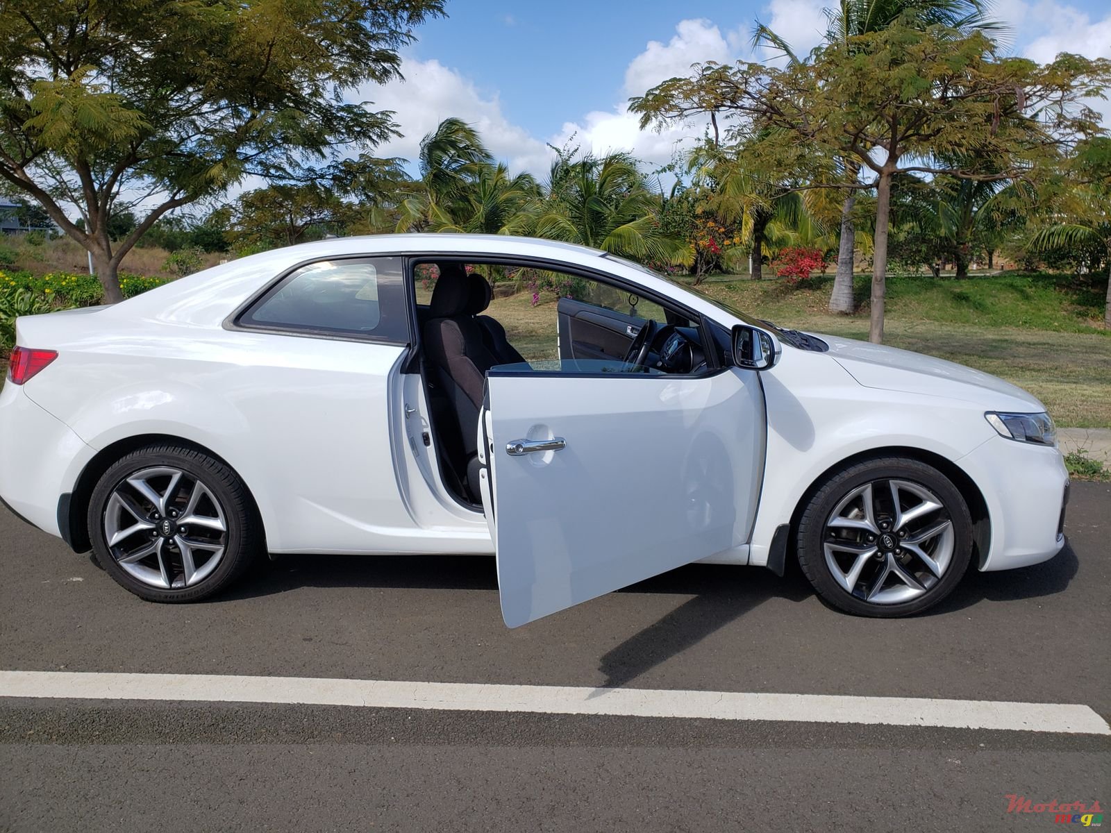 2011' Kia Cerato Koup photo #5