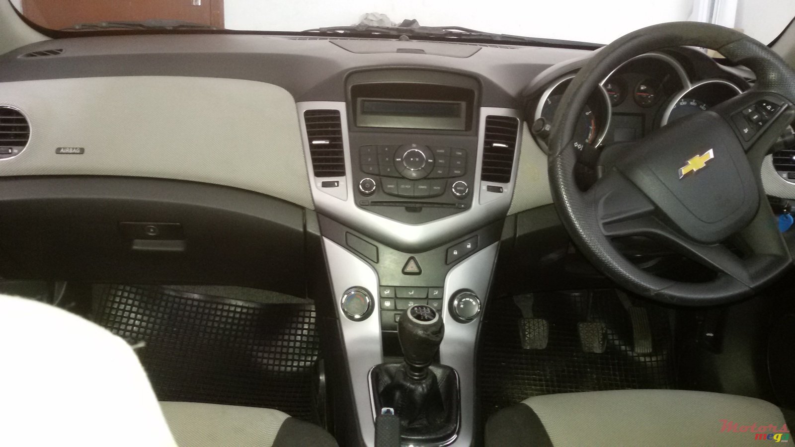 2011' Chevrolet Cruze photo #3