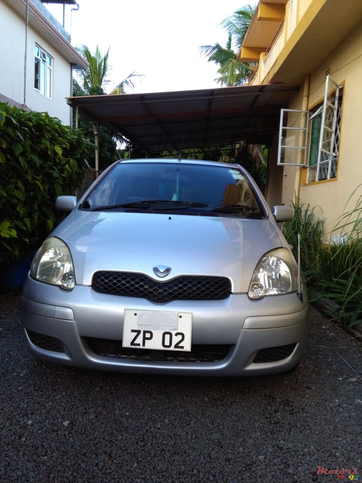 2002' Toyota Vitz photo #1