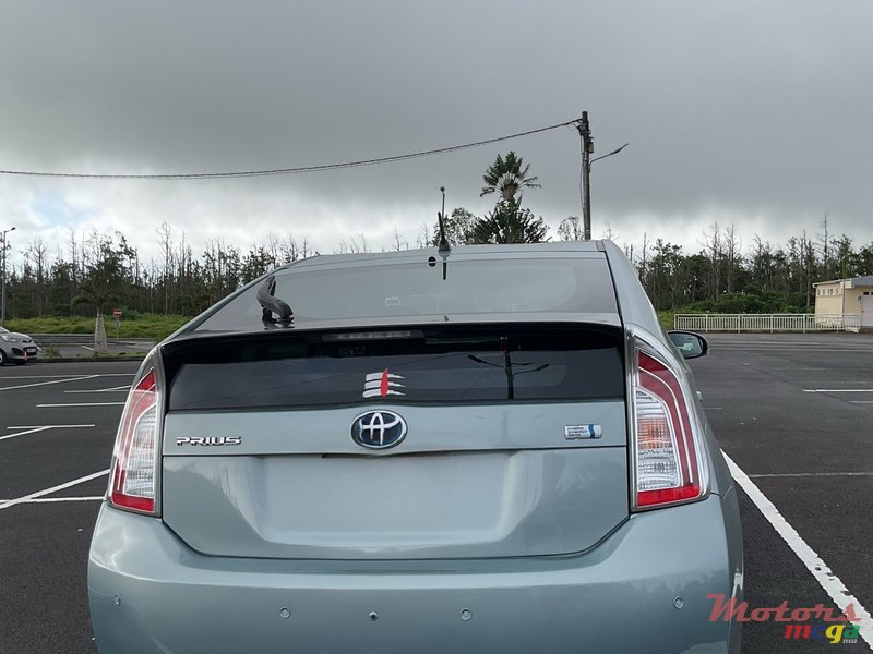 2012' Toyota Prius photo #2